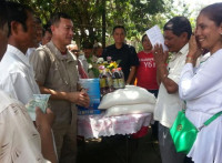 ឯកឧត្តម ឧត្តមសេនីយឯក រ័ត្ន ស្រ៊ាង មេបញ្ជាការកងរាជអាវុធហត្ថក្រុងនាំយកអំណោយសម្តេចតេជោ ហ៊ុន សែន ចែកជូនជនទុរគត