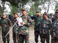 នាយឧុត្តមសេនីយ៏ បណ្ឌិត គន់ គីម បានយកអាវរងាចំនួន៤០៩១ អាវ ជាអំណោយរបស់សម្តេចតេជោ ហ៊ុន សែនផ្ដល់ ជូនដល់កម្លាំងប្រដាប់អាវុធចំណុះយោធភូមិភាគទី០៥ នៅខេត្តប៉ៃលិន