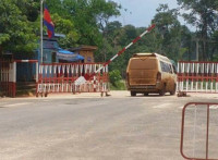 លោក អ៊ី ចំរើន ប្រធានប៉ុស្តិ៍ច្រកទ្វារអន្តរជាតិអូរយ៉ាដាវ បើកដៃឱ្យឈ្មួញដឹកឈើចេញទៅវៀតណាម តាមច្រកយ៉ាងគគ្រឹកគគ្រេង !