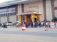 បុគ្គលិកកាស៊ីណូហ្គោលឌិនវិចតូរីយ៉ាជាង១០០នាក់ នាំគ្នាឈរតវ៉ា ខណៈពេលថៅកែអត់ បើកប្រាក់ខែតាមពេលកំណត់នៅព្រំ ប៉ៃលិន