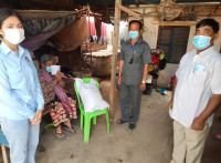 អំណោយប្រចាំខែ របស់ឯកឧត្តម ឧត្ដមសេនីយ៍ឯក រ័ត្ន ស៊្រាង បានប្រគល់ដល់ដៃពលរដ្ឋទីទាល់ក្រ១៧គ្រួសារ!