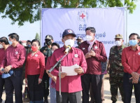 លោកឧត្តមសេនីយ៍ទោសិទ្ធិ ឡោះស្នងការខេត្តចូលរួមចែកអំណោយនិងជួយជួសជុលផ្ទះពលរដ្ឋនៅដីការ៉េពីរដោយសារខ្យល់កន្រ្តាក់បាក់រលំប៉ើងដំបូល.!