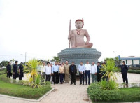 សម្តេចតេជោ ហ៊ុន សែន អញ្ជើញអុចធូបនៅរង្វល់មូលលោកតាក្រហមក នៅផ្លូវបំបែកខេត្តកំពង់ធំ មុនពេល បន្តដំណើរទៅកាន់ខេត្តសៀមរាប
