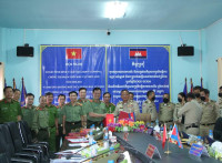 កិច្ចប្រជុំសហប្រត្តិបត្តិការបង្ការទប់ស្កាត់និងបង្រ្កាបបទល្មើសនៅតាមតំបន់ព្រំដែនរវាងស្នងការដ្ឋាននគរបាលខេត្តមណ្ឌលគិរីនៃព្រះរាជា ណាចក្រកម្ពុជា និង ស្នង ការដ្ឋាននគរបាលខេត្តដាក់ឡាក់នៃសាធារណ:រដ្ឋសង្គមនិយមវៀតណាម)ដឹកនាំដោយលោកឧត្តមសេនីយ៍ ត្រី ឡេ វិញគី្វ ស្នងការនគរបាលខេត្តដាក់ឡាក់និងប្រតិភូអមដំណើរ