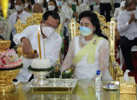 សម្តេចតេជោ ហ៊ុន សែន និងសម្តេចកិត្តិព្រឹទ្ធបណ្ឌិត អញ្ជើញធ្វើបុណ្យឧទ្ទិសមហាកុសលជូនវិញ្ញាណក្ខន្ធ អ្នកឧកញ៉ាព្រឹទ្ធមហាឧបាសិកាធម្មញ្ញាណវិវឌ្ឍនា ប៊ុន ស៊ាងលី និងមហាឧបាសក លីន គ្រី