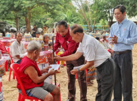 ប្រជាពលរដ្ឋរស់នៅក្នុងឃុំអន្លង់ជ្រៃចំនួន៣ភូមិរបស់ស្រុកថាឡាបរិវ៉ាត់ បន្តទទួលបានអំណោយមនុស្សធម៌ពីកាកបាទក្រហមកម្ពុជា