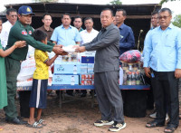 ឯកឧត្តម ឧត្តមសេនីយ៍ទោ ឡោ សុខា ស្នងការនគរបាល ខេត្តមណ្ឌលគិរី ដឹកនាំ លោក លោកស្រី ស្នងការរងនាំយកនូវ អំណោយមានគ្រឿង ឧបភោគ បរិភោគ នឹងថវិការមួយចំនួនជូនដល់ គ្រួសារជនរងគ្រោះ ដោយអគ្គីភ័យ