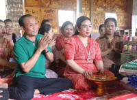 ឯកឧត្តម ស្វាយ សំអ៊ាង និងលោកជំទាវ នាំយកបច្ច័យនិងទ័យវត្ថុ ប្រគេនព្រះសង្ឃគង់នៅវត្តព្រះពុទ្ធមណ្ឌលគិរី