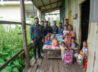 អ៊ំុស្រីមេម៉ាយម្នាក់ ចិញ្ចឹមចៅ០៤នាក់ ជួបនូវបញ្ហាខ្វះខាត ទទួលបានអំណោយពី ឧត្តមសេនីយ៍ឯក រ័ត្ន ស្រ៊ាង!