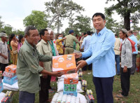 ឯកឧត្តម សាយ ម៉េងគីម ប្រធានក្រុមការងារយុវជនគណបក្សប្រជាជនកម្ពុជា ខេត្តមណ្ឌលគិរី បានអញ្ជើញចុះពិនិត្យមើលទីតាំងសម្រាប់សាងសង់សាលាបឋមសិក្សាខ្ទង់ និងនាំយកសម្ភារមួយចំនួន ផ្តល់ជូនសិស្សានុសិស្ស លោកគ្រូ អ្នកគ្រូ និងប្រជាពលរដ្ឋខ្វះខាត នៅក្នុងភូមិខ្ទង់ ឃុំស្រែឈូក ស្រុកកែវសីមា ខេត្តមណ្ឌលគិរី