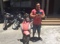 សន្តិសុខ បែកគំនិត លួចម៉ូតូ និងទូរស័ព្ទដៃ ពីកន្លែងធ្វើការ ត្រូវបានអាវុធហត្ថរាជធានីភ្នំពេញ ឃាត់ខ្លួនបញ្ជូនទៅតុលាការ!