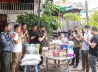 កូនច្បងរបស់ខ្ញុំ វរសេនីយ៍ឯក សៀ ទីន រួមជាមួយអតីតនិស្សិតបញ្ចប់ការសិក្សា នៅបណ្ឌិត្យសភាយោធា និងមហាវិទ្យាល័យភូមិន្ទយោធា ដាន់ទ្រូន ប្រទេសអូស្ត្រាលី រួមគ្នាបំពេញការងារ មនុស្សធម៌ នាំយកអំណោយចែកជូនដល់ ចាស់ជរាគ្មានទីពឹង ០៣គ្រួសារ!