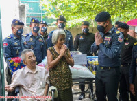 ចាស់ជរាជួបការលំបាក ០២គ្រួសារ ទទួលបានជំនួយពីឯកឧត្តម ឧត្តមសេនីយ៍ឯក រ័ត្ន ស៊្រាង!