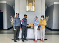 ថវិកាមូលនិធិមហាគ្រួសារកងរាជអាវុធហត្ថ ត្រូវបានប្រគល់ជូនគ្រួសារសពសមាជិកមន្ត្រី អាវុធហត្ថរាជធានីភ្នំពេញ ចំនួន០២គ្រួសារ!