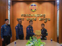 ថវិកាមូលនិធិមហាគ្រួសារកងរាជអាវុធហត្ថ ត្រូវបានប្រគល់ជូនគ្រួសារសពសមាជិកមន្ត្រី អាវុធហត្ថរាជធានីភ្នំពេញ!