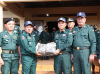 ឯកឧត្តម ឧត្តមសេនីយ៍ទោ ឡោ សុខា ស្នងការនគរបាលខេត្តដឹកនាំលោក ស្នងការរងអញ្ជើញអមដំណើរឯកឧត្តម ឧត្តមសេនីយ៍ កឹង ឃន អគ្គស្នងការរងនគរបាលជាតិ បានចុះជួបសំណេះសំណាលសួរសុខទុក្ខដល់កងកម្លាំងនគរបាលការពារព្រំដែនគោកទាំង២ លេខ៣០៣ និង លេខ៦២១