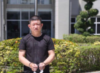 ជនសង្ស័យម្នាក់ត្រូវបានបញ្ជូនទៅតុលាការពីបទក្លែងបន្លំជាអាវុធហត្ថ..!