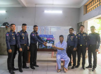 ឯកឧត្តម ឧត្តមសេនីយ៍ឯក រ័ត្ន ស្រ៊ាង ចាត់ក្រុមការងារនាំយកអំណោយ ចុះសួរសុខទុក្ខ លោកមេបញ្ជាការរង អាវុធហត្ថខណ្ឌច្បារអំពៅ ដែលមានជំងឺប្រចាំកាយ ត្រូវព្យាបាលដោយវះកាត់ នាពេលកន្លងមក!