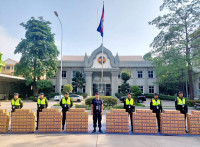 ឯកឧត្តម ឧត្តមសេនីយ៍ឯក រ័ត្ន ស្រ៊ាង បែងចែកភេសជ្ជៈដល់ កម្លាំងអាវុធហត្ថរាជធានីភ្នំពេញ តាមបណ្តាគោលដៅការពារ ការប្រកួតកីឡាស៊ីហ្គេម!