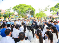 ឯកឧត្តម រ័ត្ន ស្រ៊ាង អញ្ជើញជួបសំណេះសំណាលជាមួយលោកគ្រូ-អ្នកគ្រូ បុគ្គលិកសិក្សា និងសិស្សានុសិស្ស នៅសាលាបឋមសិក្សា ឧកញ៉ាមហាភក្តី ហ៊ុន នាង ព្រែកកំពឹស ខណ្ឌដង្កោ!