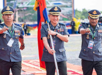 ឯកឧត្តម ឧត្តមសេនីយ៍ឯក រ័ត្ន ស្រ៊ាង មេបញ្ជាការរង កងរាជអាវុធហត្ថលើផ្ទៃប្រទេស មេបញ្ជាការកងរាជអាវុធហត្ថរាជធានីភ្នំពេញ ឡើងទទួលនូវគ្រឿងឥស្សរិយយស សេនាជ័យសិទ្ធិ និងមេដាយមាសស្ថាបនាជាតិ