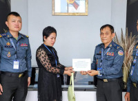 ថវិកាចំនួន ៥លានរៀល របស់ឯកឧត្តម នាយឧត្តមសេនីយ៍ សៅ សុខា ត្រូវបានប្រគល់ជូន គ្រួសារសព អតីតមន្ត្រី អាវុធហត្ថរាជធានីភ្នំពេញ!