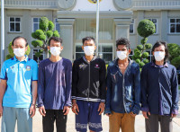 ជនសង្ស័យ០៥នាក់ ពាក់ព័ន្ធករណីលួច និងប្រើប្រាស់ដោយខុសច្បាប់នូវសារធាតុញៀន ត្រូវ អាវុធហត្ថរាជធានីភ្នំពេញ ឃាត់ខ្លួនបញ្ជូនទៅតុលាការ!