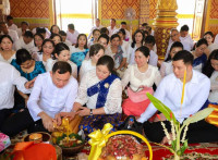 ឯកឧត្តម ឧត្តមសេនីយ៍ឯក រ័ត្ន ស្រ៊ាង រួមជាមួយ ក្រុមគ្រួសារ ញាតិមិត្ត អតីតលោកគ្រូអ្នកគ្រូនិងមិត្តរួមជំនាន់សាលាបាក់ទូកទសវត្សឆ្នាំ១៩៨០ ព្រមទាំងមន្ត្រីក្រោមឱវាទ រួមគ្នាជ្រះថ្លាកាន់បិណ្ឌ នៅវត្តព្រះបារមីវង្កតបុរី!