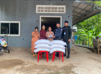 ឯកឧត្តម ឧត្តមសេនីយ៍ឯក រ័ត្ន ស៊្រាង បន្តជួយដល់គ្រួសារអតីតអ្នករួមការងារនាសម័យរដ្ឋកម្ពុជា!