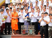 ឯកឧត្តម ឧត្តមសេនីយ៍ឯក រ័ត្ន ស្រ៊ាង រួមជាមួយ ក្រុមគ្រួសារ ញាតិមិត្ត អតីតលោកគ្រូអ្នកគ្រូនិងមិត្តរួមជំនាន់សាលាបាក់ទូកទសវត្សឆ្នាំ១៩៨០ ព្រមទាំងមន្ត្រីក្រោមឱវាទ រួមគ្នាជ្រះថ្លាកាន់បិណ្ឌ នៅវត្តព្រះបារមីវង្កតបុរី!
