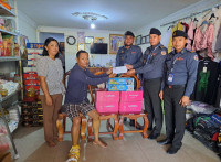 ឧត្តមសេនីយ៍ឯក រ័ត្ន ស្រ៊ាង ចាត់ក្រុមការងារអាវុធហត្ថខណ្ឌច្បារអំពៅ នាំយកអំណោយឧបត្ថម្ភដល់សមាជិក ដែលបានគ្រោះថ្នាក់ចរាចរណ៍ ពេលកំពុងបំពេញភារកិច្ច!