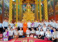 ឯកឧត្តម ឧត្តមសេនីយ៍ឯក រ័ត្ន ស្រ៊ាង ព្រមជាមួយ ក្រុមគ្រួសារសាច់ញាតិ អតីតលោកគ្រូអ្នកគ្រូ មិត្តរួមជំនាន់សាលាបាក់ទូក និងមន្ត្រីក្រោមឱវាទ អញ្ជើញចូលរួមកាន់បិណ្ឌទី៧ នៅវត្តព្រះបារមីវង្កតបុរី!