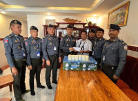 មេបញ្ជាការ អាវុធហត្ថខណ្ឌទួលគោក ដឹកនាំក្រុមការងារចុះសួរសុខទុក្ខលោកមេបញ្ជាការរងខណ្ឌ ដែលជួបគ្រោះថ្នាក់ចរាចរណ៍បណ្តាលឲ្យដាច់សសៃ និងបាក់ឆ្អឹងដងកាំបិត!
