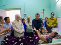 ឧត្តមសេនីយ៍ឯក រ័ត្ន ស្រ៊ាង រួមជាមួយមិត្តភក្តិរួមជំនាន់ និងអតីតលោកគ្រូអ្នកគ្រូបង្រៀនសាលាបាក់ទូក អញ្ជើញសួរសុខទុក្ខអតីតគ្រូរូប-គីមី ដែលមានជំងឺប្រចាំកាយកំពុងសម្រាកព្យាលនៅមន្ទីរពេទ្យមិត្តភាពខ្មែរ-សូវៀត !