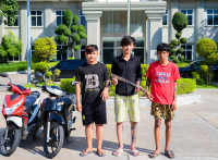 អាវុធហត្ថរាជធានីភ្នំពេញ បង្រ្កាបក្រុមក្មេងទំនើង០៣នាក់ បញ្ជូនទៅតុលាការ ពាក់ព័ន្ធករណីហិង្សាដោយចេតនា!