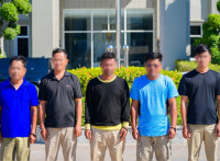 បុគ្គលិកអង្គការអភិរក្សបរិស្ថាន និងអភិវឌ្ឍន៍ជនបទ ដែលមានកាន់ឯកសារចុះឈ្មោះក្នុងបញ្ជីអង្គការមិនមែនរដ្ឋាភិបាល បានបញ្ជាទិញសាច់សត្វព្រៃពីប្រជាពលរដ្ឋ យកមកចែកគ្នាហូបអស់ រួចហើយគំរាមទារប្រាក់ថែមទៀត ត្រូវបានអាវុធហត្ថរាជធានីភ្នំពេញ ឃាត់ខ្លួនអ្នកពាក់ព័ន្ធ ០៥នាក់ បញ្ជូនទៅតុលាការ!