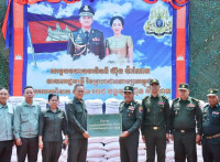 សម្តេចបវរធិបតី ហ៊ុន ម៉ាណែត និង លោកជំទាវបណ្ឌិត បានឧបត្ថម្ភគ្រឿងឧបភោគបរិភោគមួយចំនួន ជូនកងពលតូចអន្តរាគមន៍លេខ១២៨ យោធភូមិភាគទី១