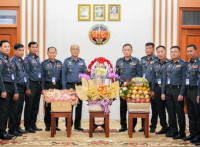 ឧត្តមសេនីយ៍ឯក រ័ត្ន ស្រ៊ាង ដឹកនាំមន្ត្រីក្រោមឱវាទ រួមមាន មេបញ្ជាការរង អាវុធហត្ថរាជធានី ព្រមទាំងមេបញ្ជាការមូលដ្ឋាន អាវុធហត្ថខណ្ឌទាំង១៤ តំណាងឲ្យអាវុធហត្ថរាជធានីភ្នំពេញទាំងមូល ចូលសូមគោរពជូនពរ ឯកឧត្តម នាយឧត្តមសេនីយ៍ សៅ សុខា