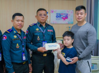 ក្រុមការងារ អាវុធហត្ថរាជធានីភ្នំពេញ នាំយកអំណោយចុះសួរសុខទុក្ខគ្រួសារ លោកប្រធានមន្ទីរ ដែលមានប្រពន្ធទើបសម្រាលកូន!